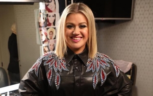 Kelly Clarkson Made Her 'The Voice' Pals Handmade Quilts