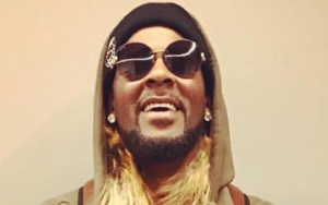 Video: R. Kelly Helps Fans Announce Pregnancy News During Impromptu Meeting