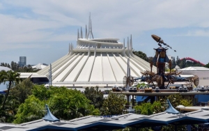 Man Luckily Uninjured After Jumping Off Disneyland's Space Mountain in Motion