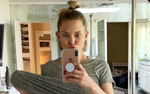 Kate Hudson Flaunts Post-Baby Body in Playful Mirror Selfie