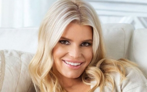 Jessica Simpson's Bare-Faced Selfie Draws Mixed Reactions