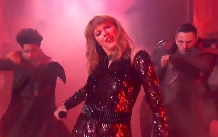 AMAs 2018: Taylor Swift Literally Brings Giant Snake for 'I Did Something Bad' Performance