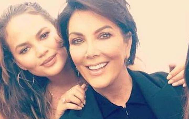 Kris Jenner Catches 'Worst Guest' Chrissy Teigen Stealing Her Bag in Hilarious Video