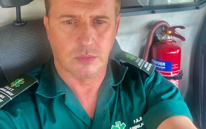 Le 911 Boybander Jimmy Constable travaille comme chauffeur d'ambulance en pleine crise de coronavirus . </h2>
<section class=