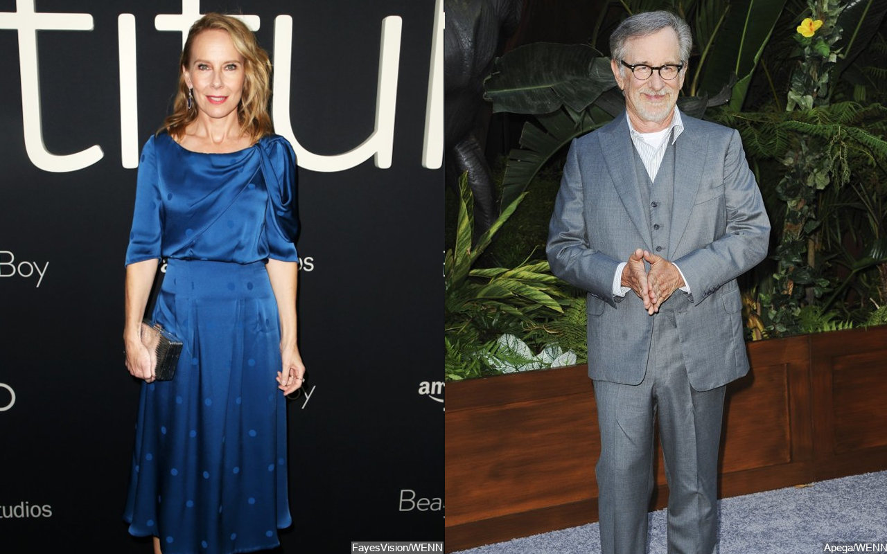 Amy Ryan Credits Steven Spielberg for Pushing Her to Get Contact Lenses