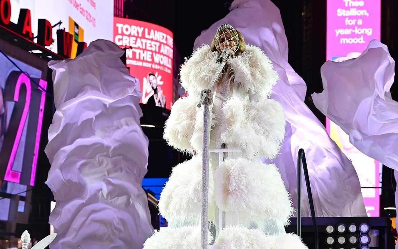 Jennifer Lopez Gets Emotional During New Year's Eve Performance
