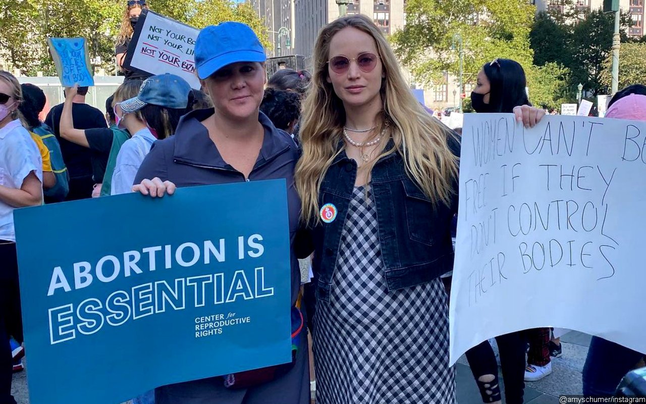 Jennifer Lawrence and Amy Schumer Marching in New York to Oppose Restrictive Abortion Law