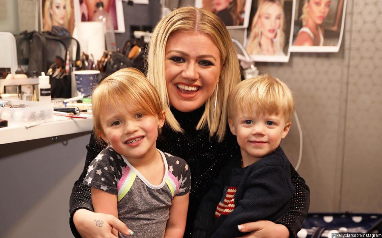 Kelly Clarkson Admits to Feeling 'Broken' Amid Home Quarantine With Kids After COVID-19 Exposure