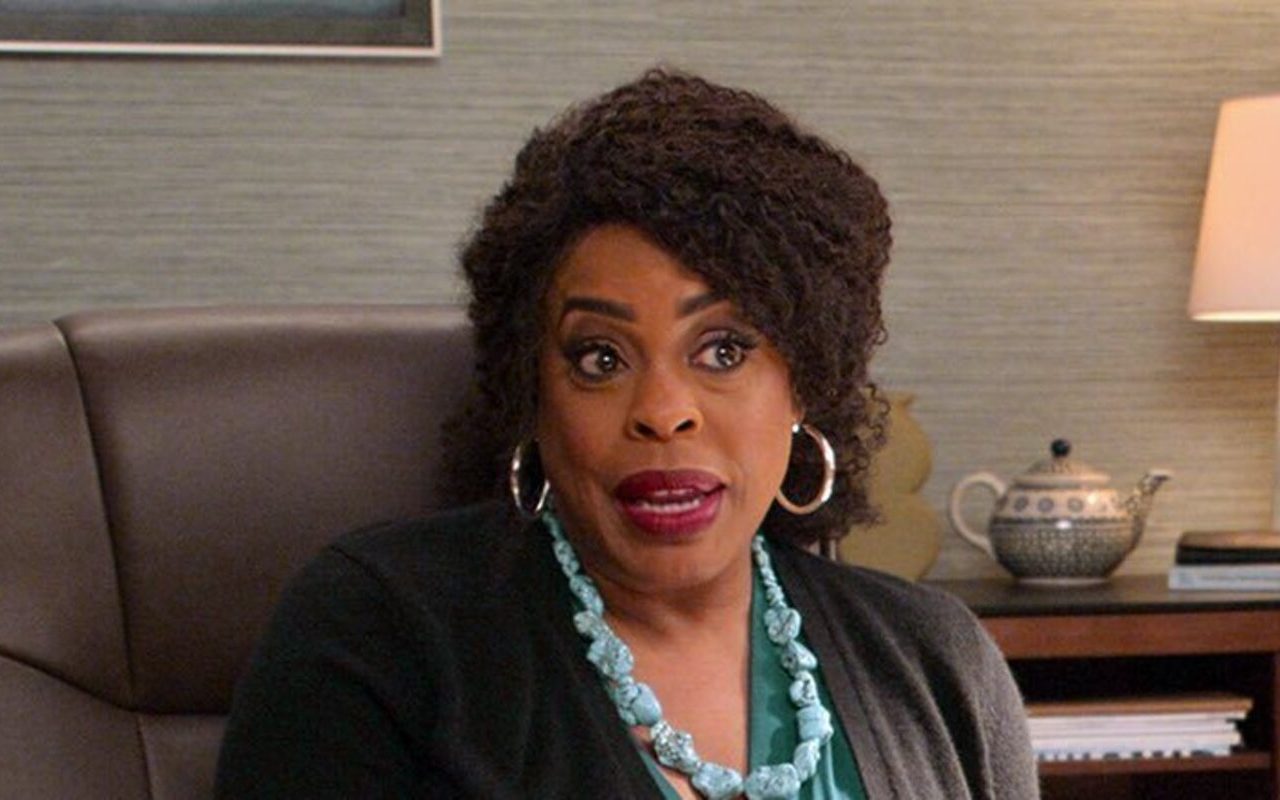 Niecy Nash Flooded With DMs for Therapy Sessions Due to 'Never Have I Ever' Role