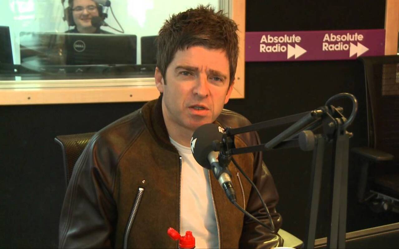 Noel Gallagher Mocks Bands Who Huddle Up Before Shows