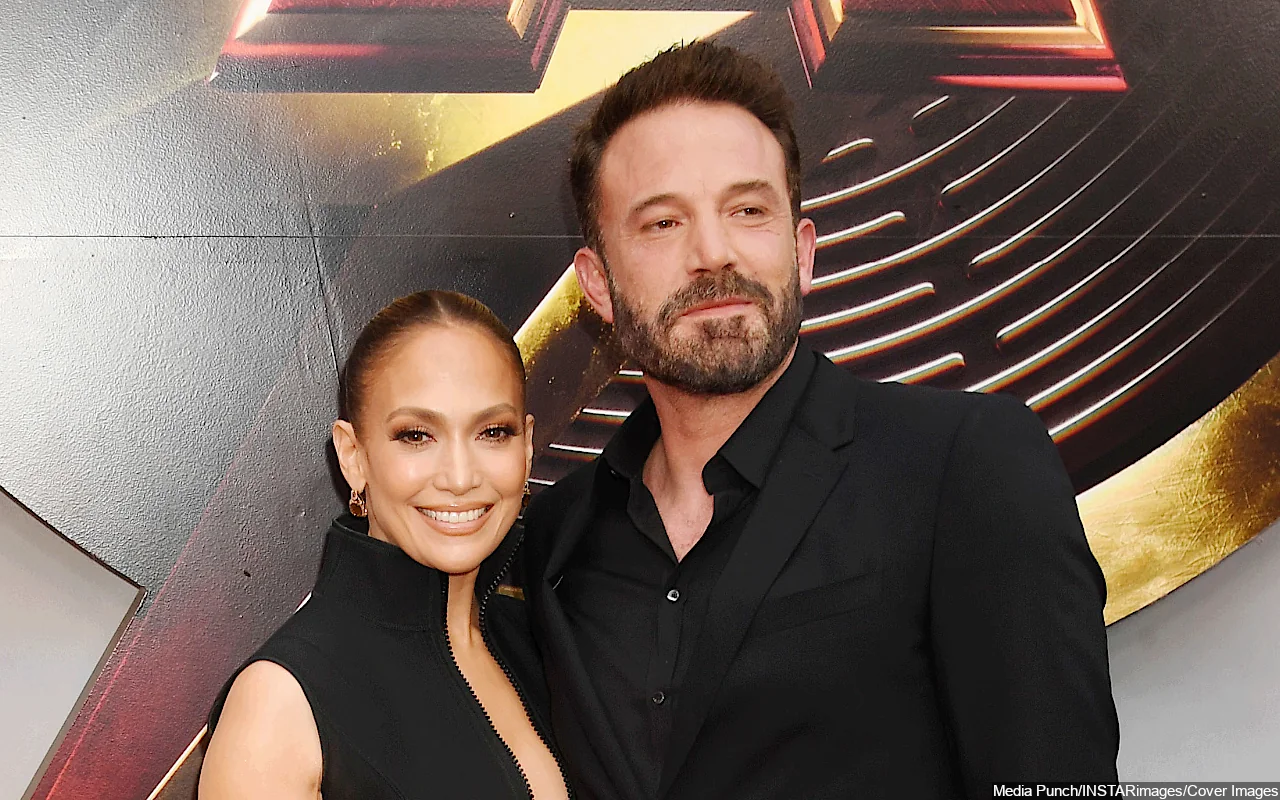 Jennifer Lopez Suspected of Trying to Impress Ben Affleck With Rude Gesture to Paparazzi