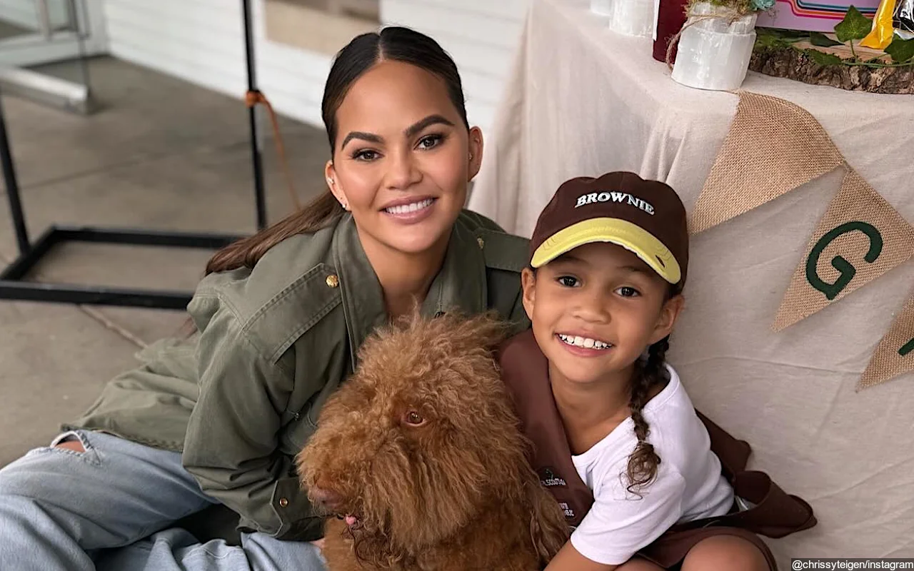 Chrissy Teigen Shows Support for Luna as Daughter Sells Girl Scout Cookies
