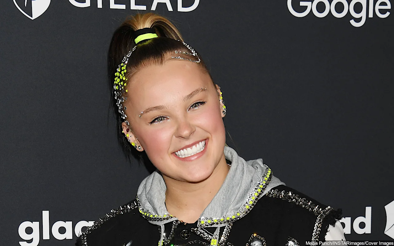 JoJo Siwa Spotted With Huge Plushie at Adult Toys Shop Amid Major Rebrand