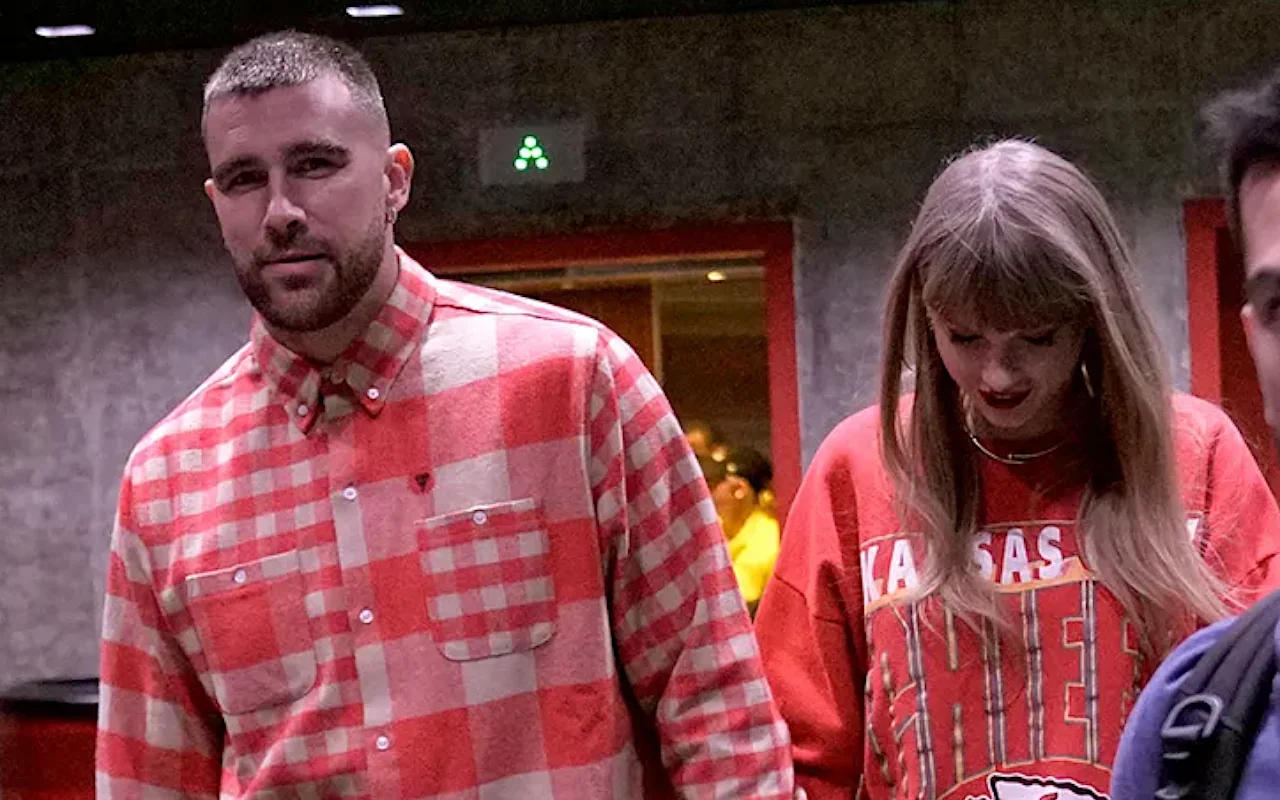 Travis Kelce Effortlessly Lifts Taylor Swift Into the Air at Coachella