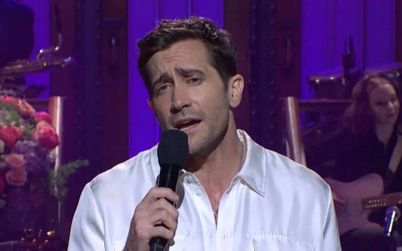 Jake Gyllenhaal Pokes Fun at Himself, Shines in 'SNL' Season 49 Finale with Boyz II Men Spoof