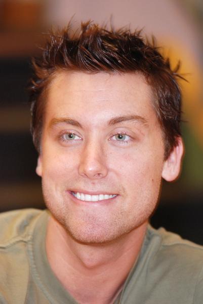 Lance Bass<br>Lance Bass Signs 