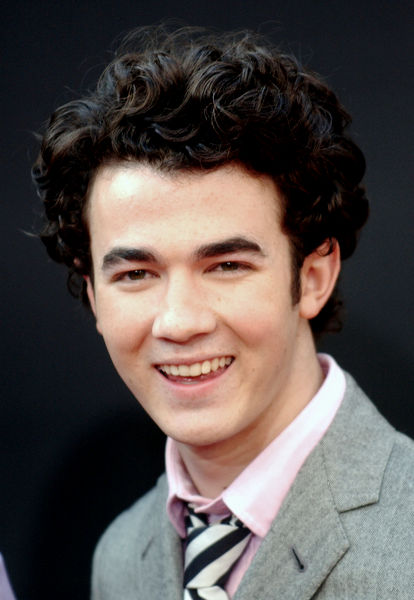 kevin jonas straight hair