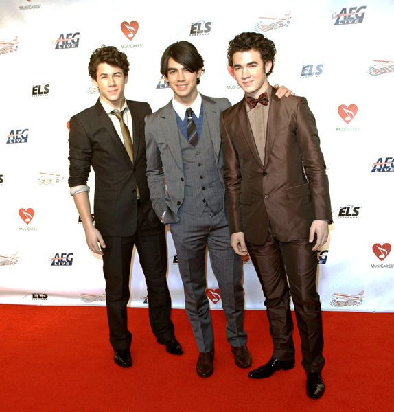 Jonas Brothers<br>Neil Diamond Honored as the 2009 Musicares Person Of The Year - Arrivals