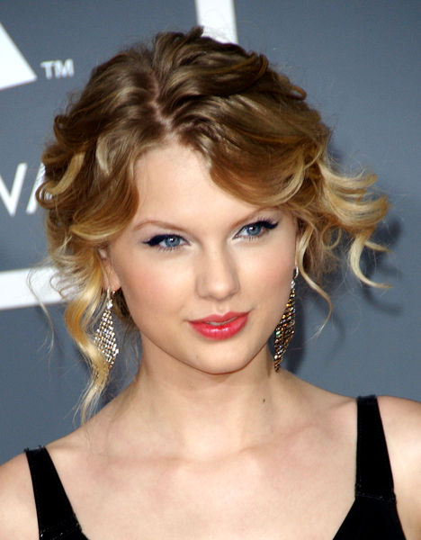 taylor swift eyes close up