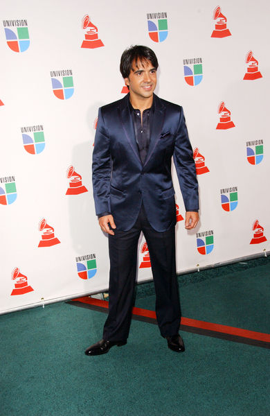 Luis Fonsi<br>The 10th Annual Latin GRAMMY Awards - Arrivals