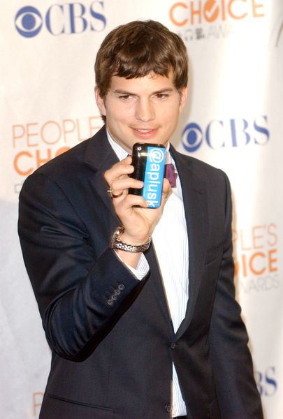 Ashton Kutcher<br>36th Annual People's Choice Awards - Press Room