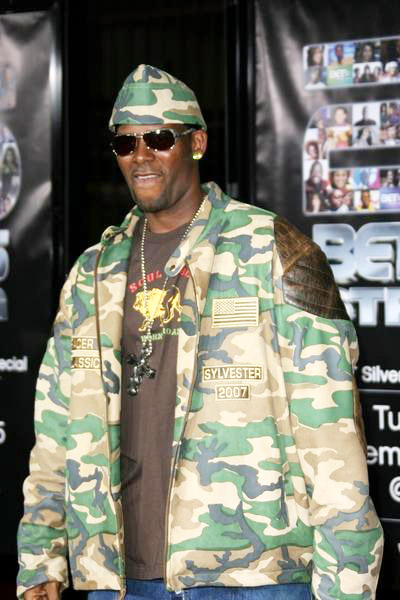 R. Kelly<br>BET's 25th Anniversary Show - Arrivals