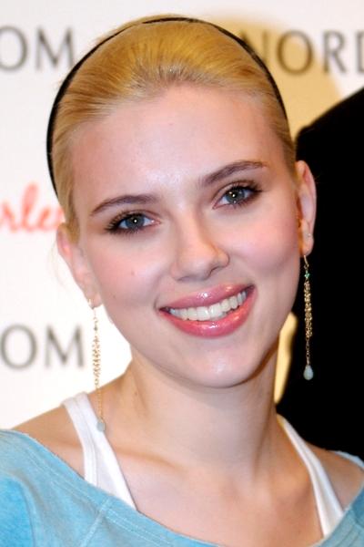 Scarlett Johansson ryan reynolds and scarlett johansson kiss. Scarlett Johansson