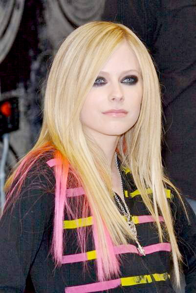 avril lavigne finger