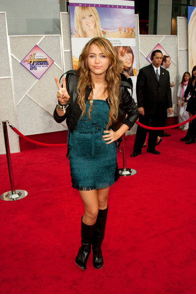 nick jonas and miley cyrus holding hands