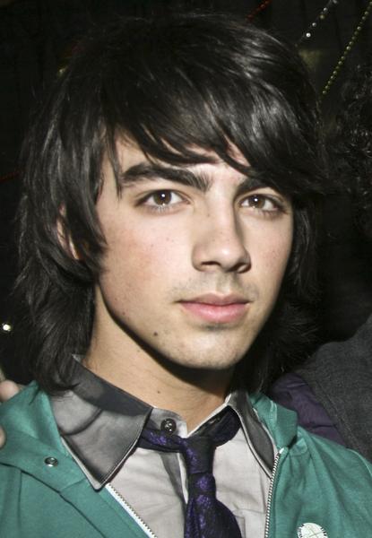 Joe Jonas from the jonas brothers natural wavy hairstyle