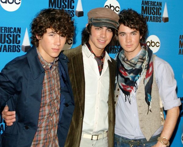 jonas brothers with fans
