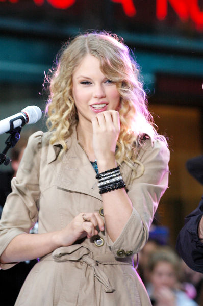 taylor swift kissing a girl. Much like winning an MTV Moonman award, Taylor Swift talked about how she
