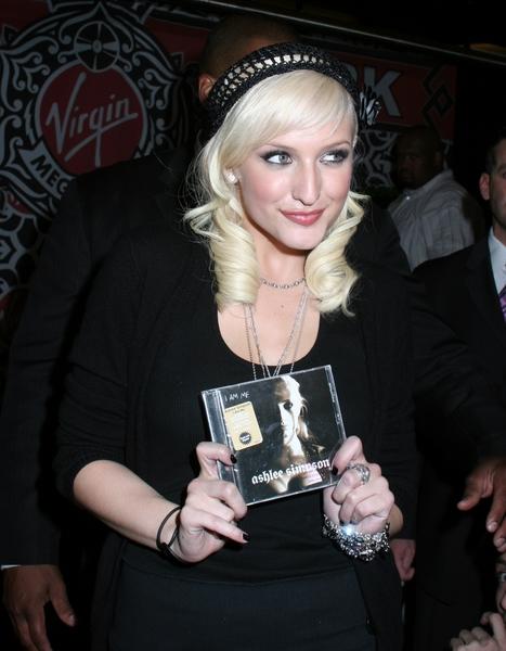 Ashlee Simpson<br>Ashlee Simpson Signs Her New CD I Am Me