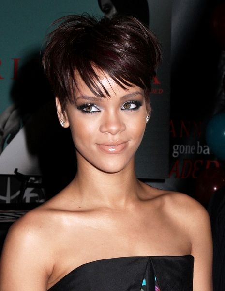 Rihanna<br>Rihanna Signs Copies of Her CD 