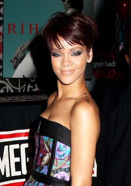 Rihanna<br>Rihanna Signs Copies of Her CD 