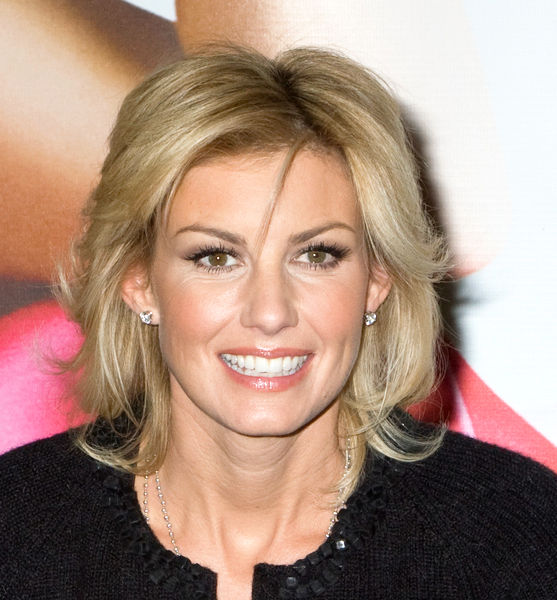 Faith Hill<br>Faith Hill Signs Copies of Her Holiday CD 