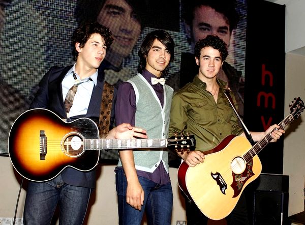 Jonas Brothers<br>The Jonas Brothers in Concert to Promote Their New Album at HMV - June 27, 2008