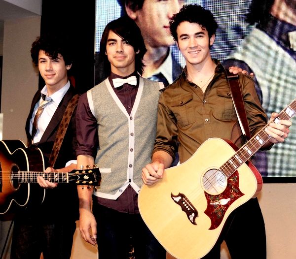 Jonas Brothers<br>The Jonas Brothers in Concert to Promote Their New Album at HMV - June 27, 2008