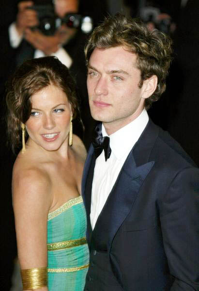 Sienna Miller, Jude Law<br>2004 Vanity Fair Oscar Party