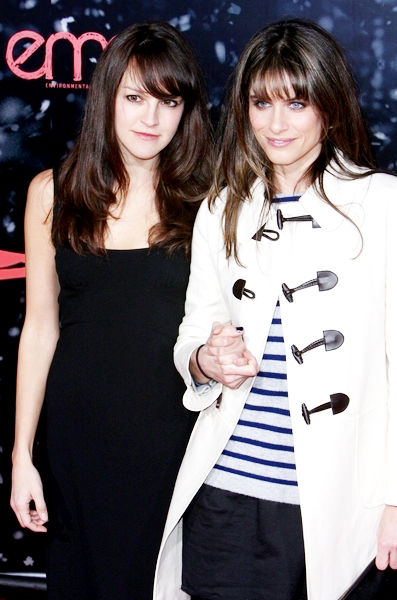 Sarah Callow, Amanda Peet<br>