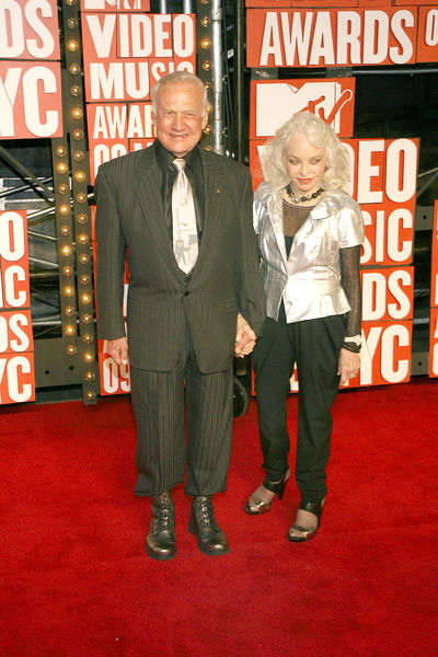 Buzz Aldrin, Lois Aldrin<br>2009 MTV Video Music Awards - Arrivals