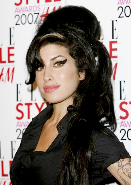  Amy Winehouse has reportedly become "extremely close" to a male worker 