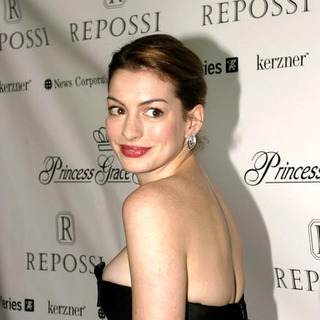 Anne Hathaway in Princess Grace Foundation's 2004 Awards
