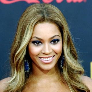 Beyonce Knowles in 2007 American Music Awards - Red Carpet