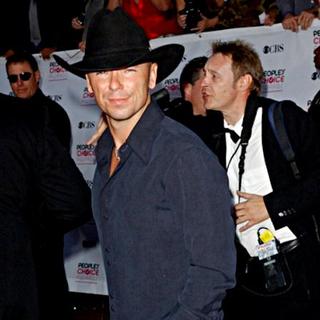 Kenny Chesney in The 33rd Annual People's Choice Awards - Arrivals