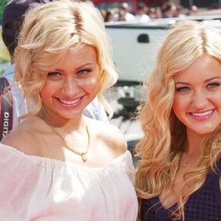 Aly & AJ in World Premiere of "Nancy Drew"