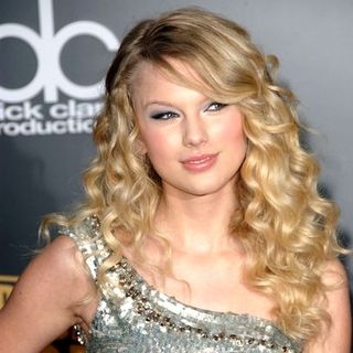 Taylor Swift in 2008 American Music Awards - Arrivals