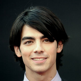 Joe Jonas, Jonas Brothers in 2008 American Music Awards - Arrivals