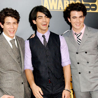 Jonas Brothers in 2008 American Music Awards - Arrivals