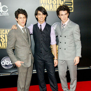 Jonas Brothers in 2008 American Music Awards - Arrivals